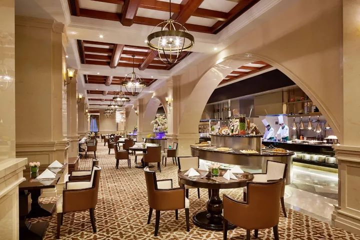 酒店里的自助餐厅装修的也好像公主的宫殿一样,从早上吃饭开始就有种"