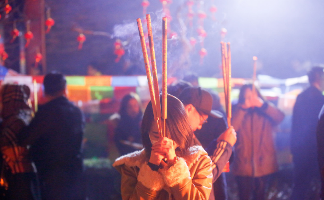 寺庙烧香祈福图片