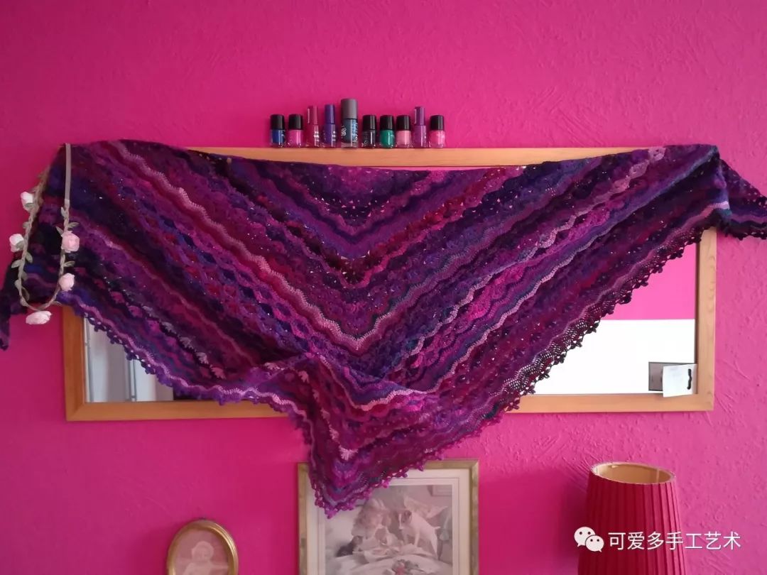 在小三角的边缘, 一直加针一直钩,最后三角围巾就钩好了