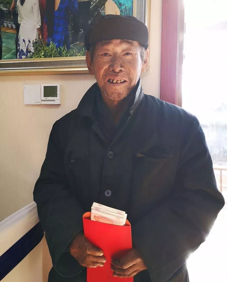 低保孤身一人的孙大爷没有任何其他收入来源在没有加入合作社之前这