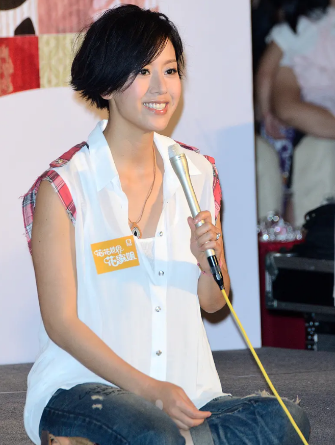 36岁女星梁靖琪产子 老公晒全家福公布喜讯