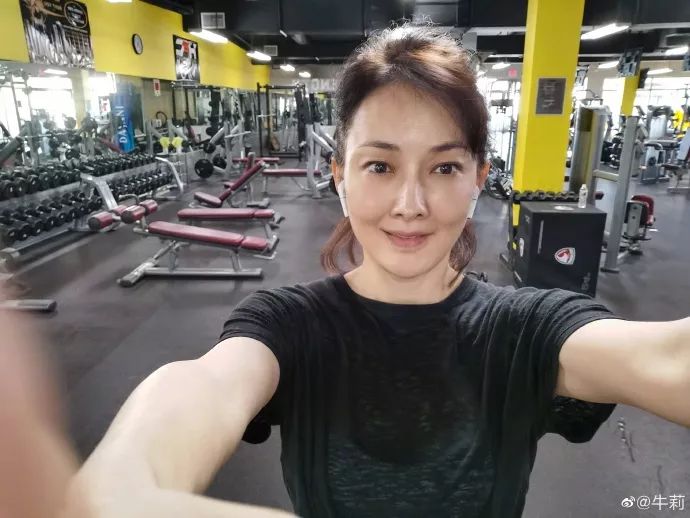 46歲的牛莉26歲的身材6張自拍照告訴你女人健身就是nice