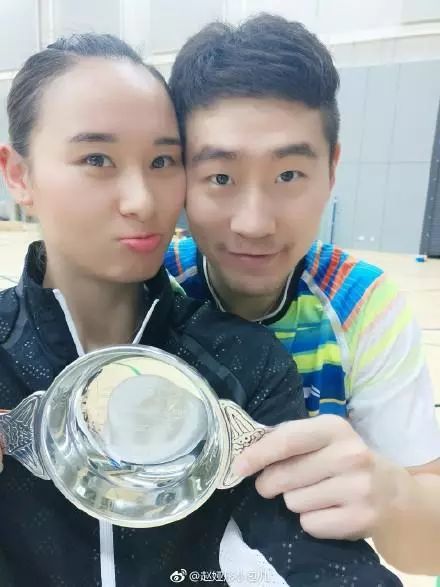 包宜鑫晒一家三口照片和刘成开花结果