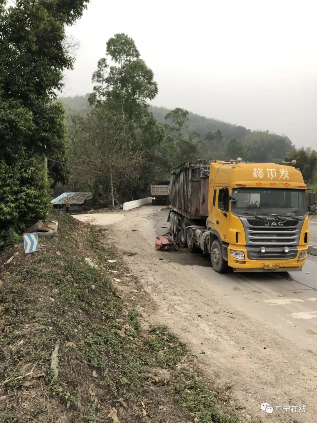 广宁县s263省道扶罗路段发生一起车祸,泥头车车头损毁严重