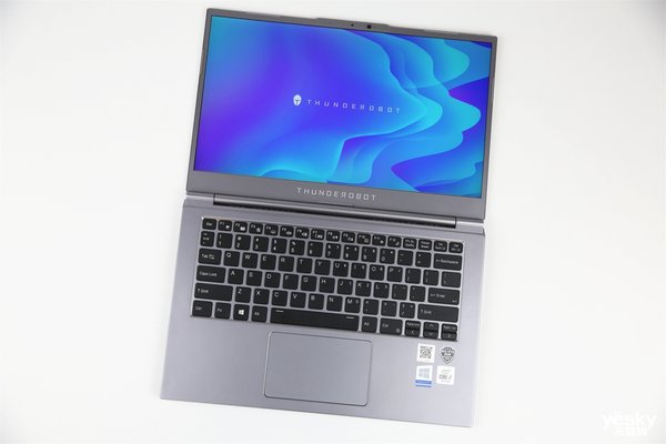 mixbook air使用了传统的转轴设计,屏幕部分看上去很