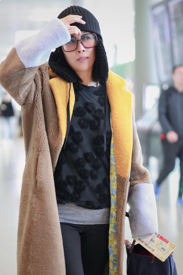 那英越来越潮驼色大衣配毛绒靴身材优越皮肤好看不出52岁