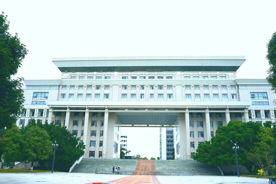 广西大学综合楼图片