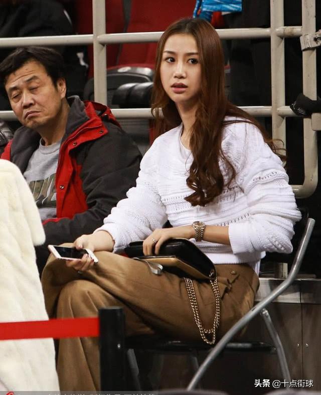 武磊的老婆名叫仲佳蓓,早在2014年时,两个人就已经结婚,现如今仲佳蓓