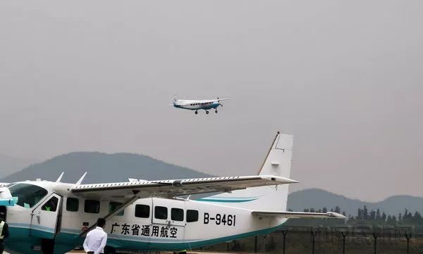 首航航班穿越水门2019年是珠海莲洲机场从建设转为运行的起始年.