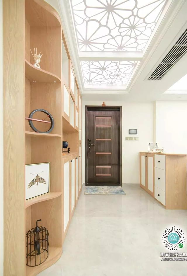 当然,  非入户的走廊过道也可以直接嵌入式的柜子,让家的储物空间翻倍