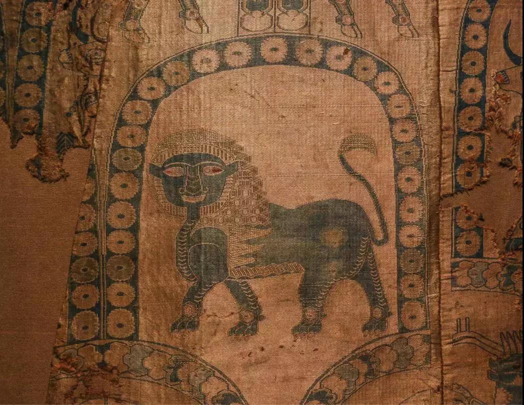 吐蕃使臣禄东赞也同样穿了一件丝织锦袍,上面的纹饰也有这种来自波斯