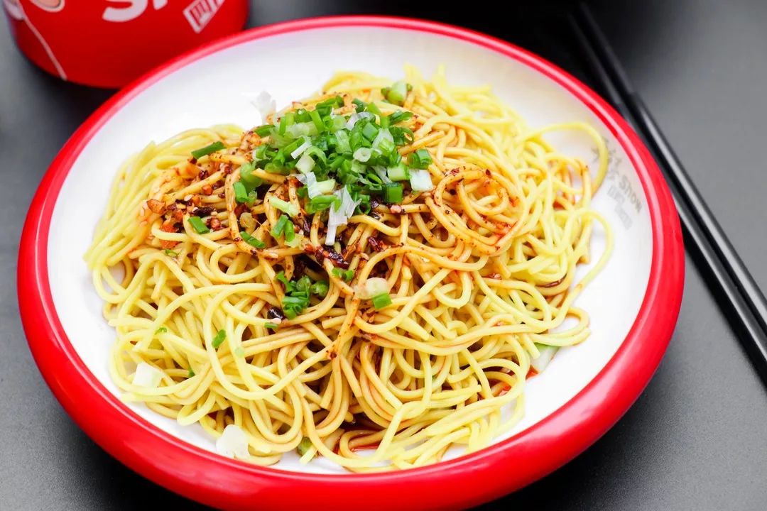 万达金街的酸辣粉小店又潮又酷还没曝光就天天大排长龙