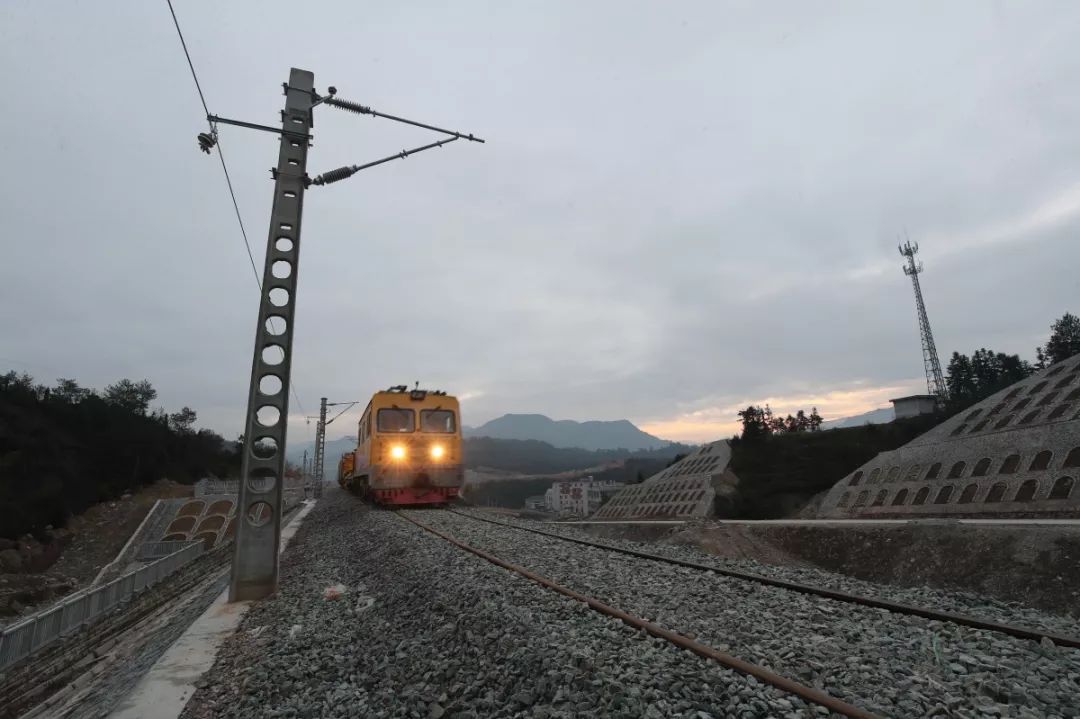 重要进展浙江首条自主建设电气化铁路成功架设首条接触网承力索