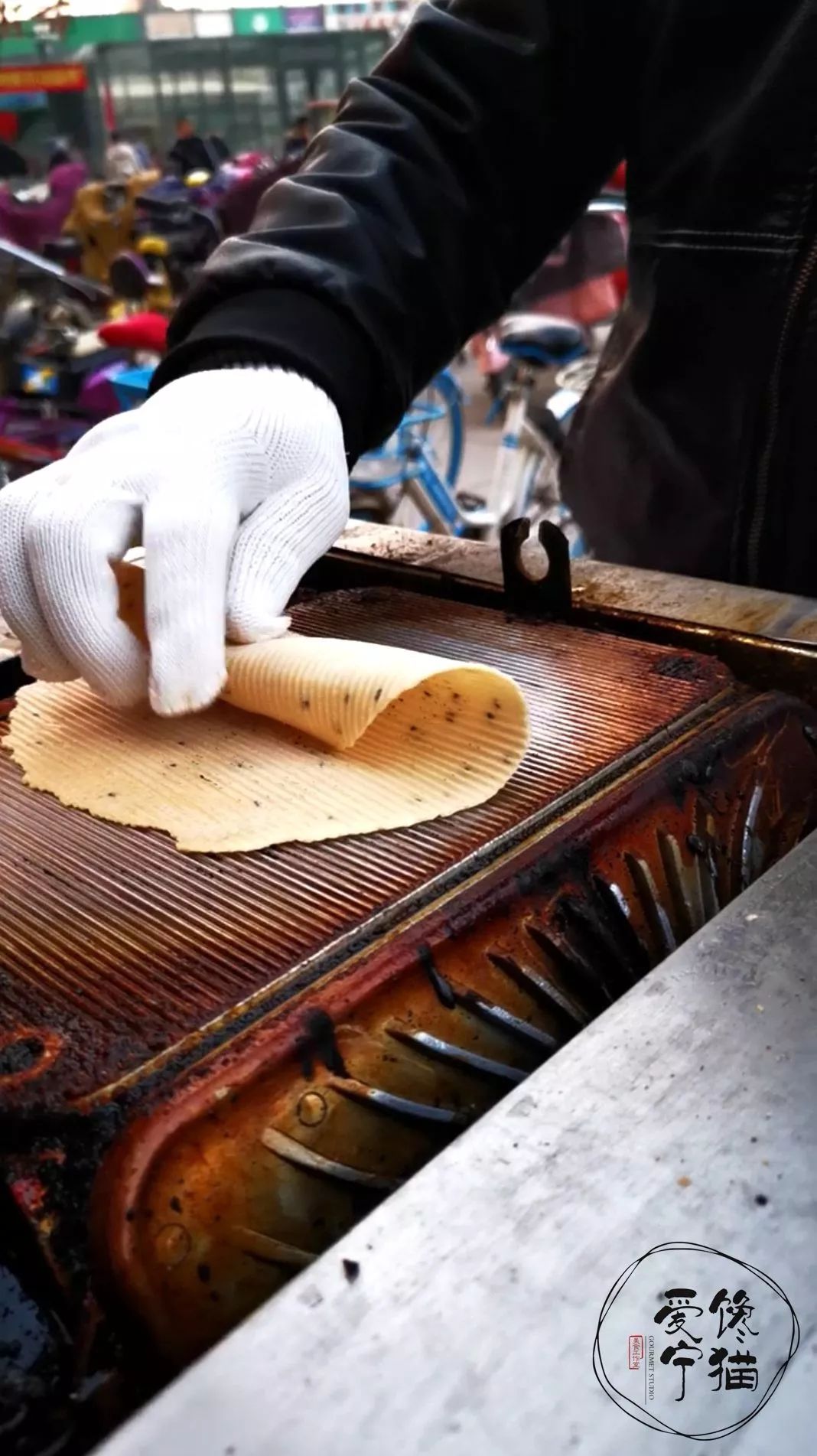 消失已久的90年代街头手工鸡蛋卷又出现了!现烤现卷,还是那个味