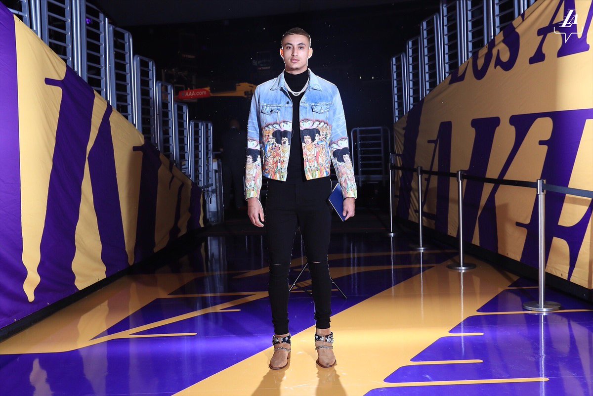 湖人球员入场造型一览:詹姆斯红卫衣洋溢新年气氛