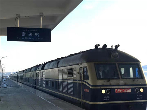 新疆富蕴县至准东铁路正式开通