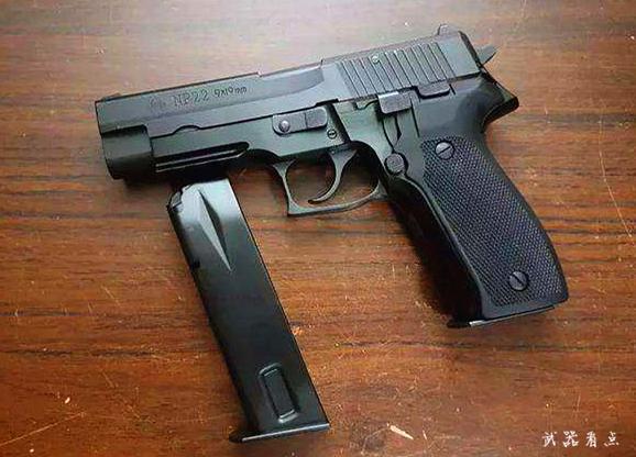 np2000型自动手枪是一款击针式自动手枪,采用枪管平动短后坐自动方式