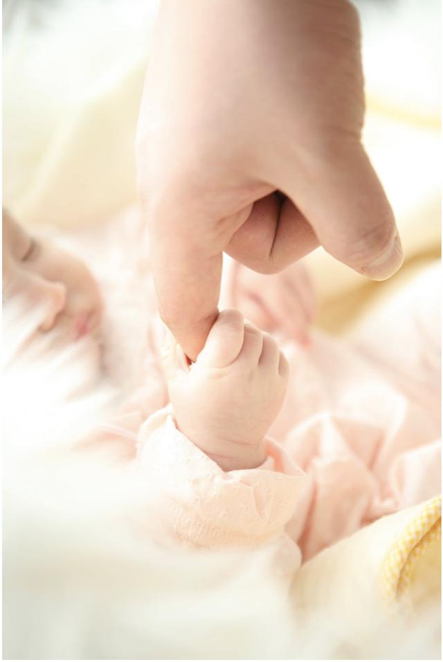6个月婴儿紧握拳头,奶奶发现不对劲带去医院检查,医生:来晚了