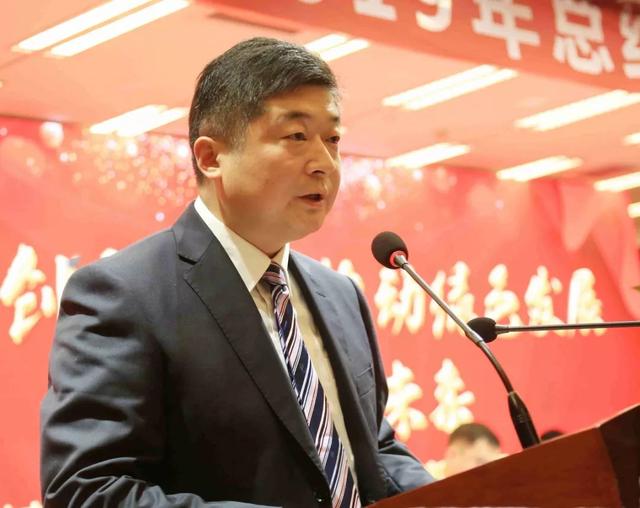 财务总监杨小红宣读农业公司年度考核奖惩兑现的决定宜昌新洋丰和