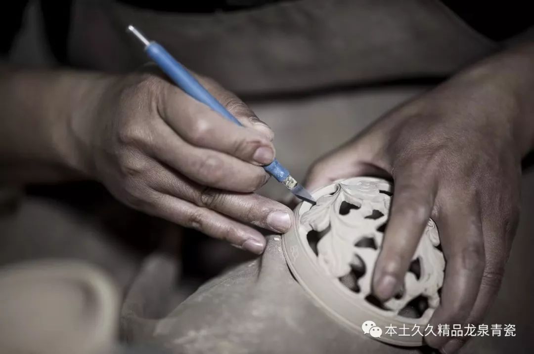 经过三十多年磨练,张晞青瓷工艺日臻完善,精通龙泉青瓷传统烧制技艺的