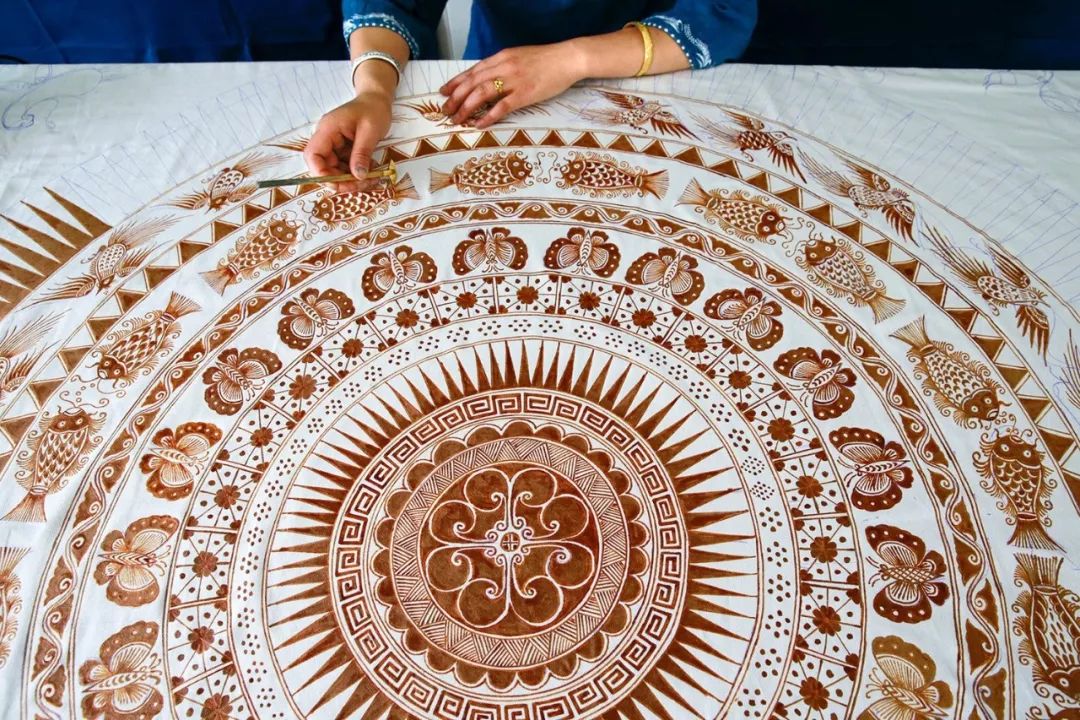 脱腊将画布放入烧沸水的铁鍋中煮布脱蜡沸水脱蜡漂洗晾晒蜡染成品蜡