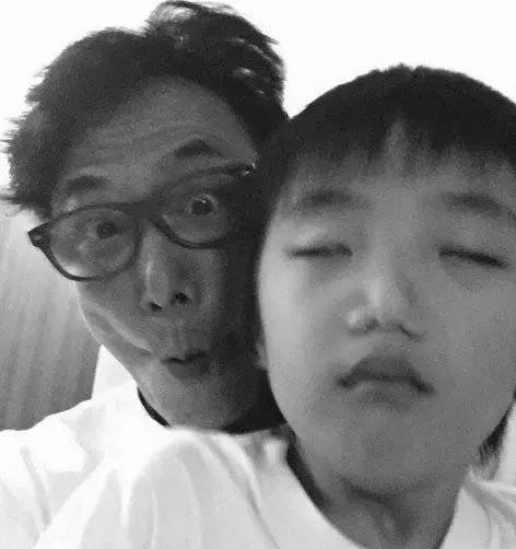 原创穿着黑西装的费曼长胖了仍帅气他上台颁奖也要被吴镇宇怼