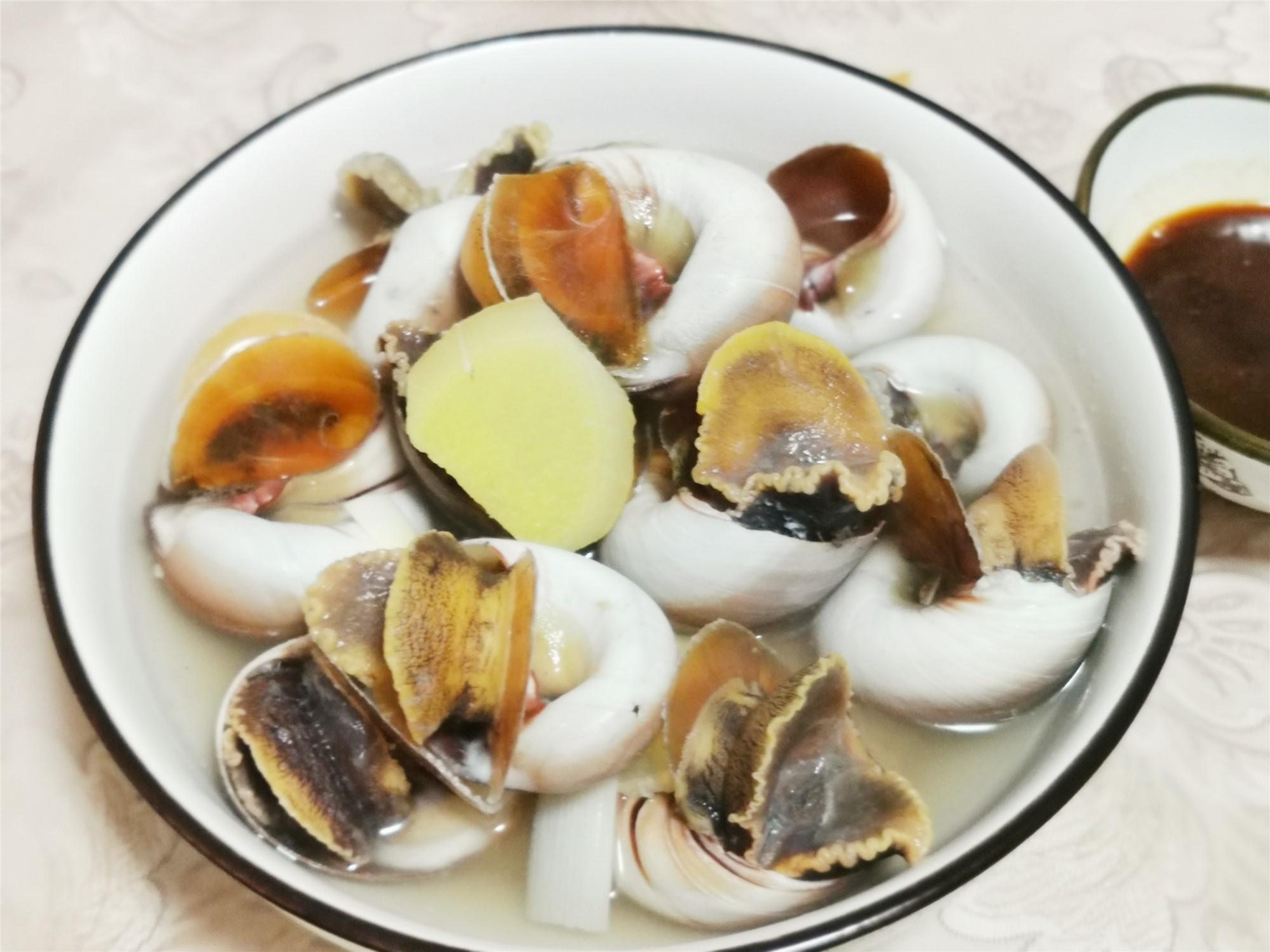 【白灼玉螺】用白灼的做法做的,加些葱和姜,简单的煮一煮就很好吃