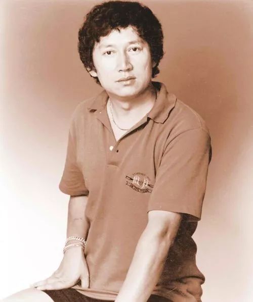 尿,洗衣喂饭,照顾着女星的一切生活,从无抱怨懈怠,李春平在自传中写到