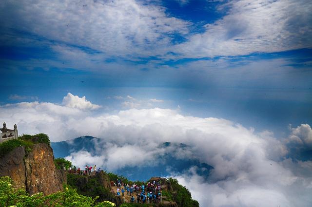 峨眉山是中國四大佛教名山之一最高峰萬佛頂海拔3099米