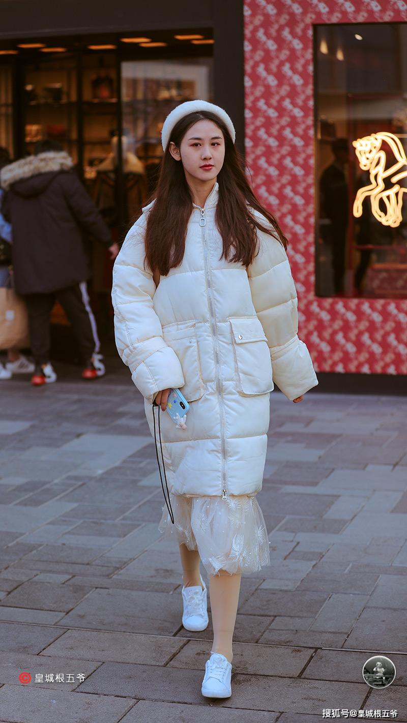 街拍:冬天穿衣服也可以充满活力,美女穿搭,不管高个矮个都能穿_女人