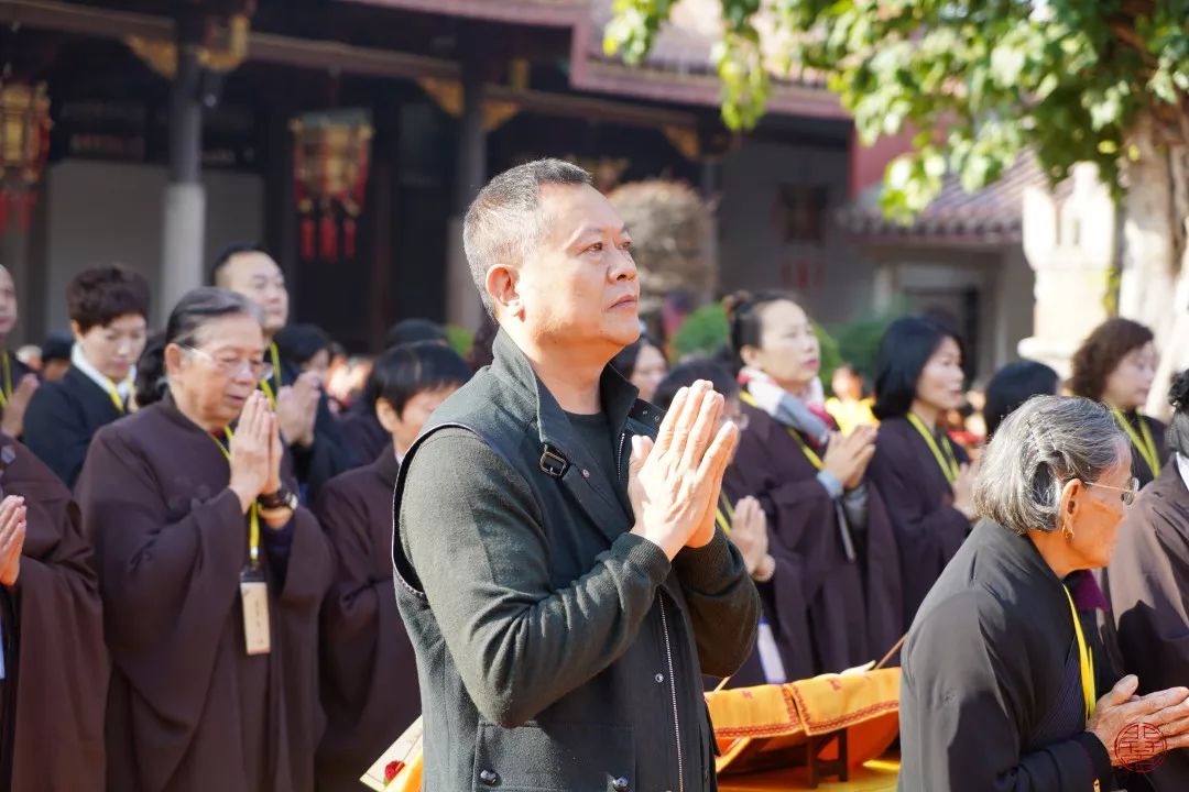 在法会的最后,达诠大和尚将"福"字,长寿面派发给信众,祝各位信众福寿