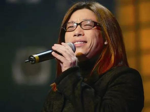 57岁郭峰亮相跨年晚会因长相平凡他被嘲多年却靠才华圈粉无数