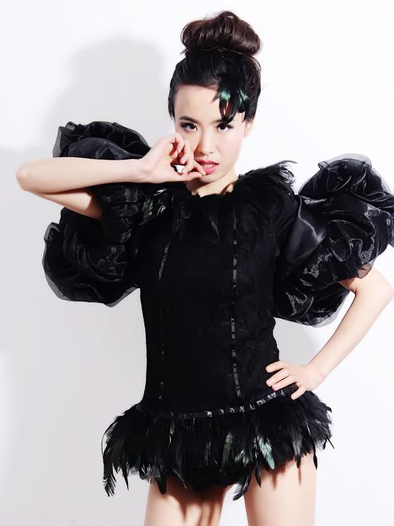 演员黄彩斜杠青年的别样姿态