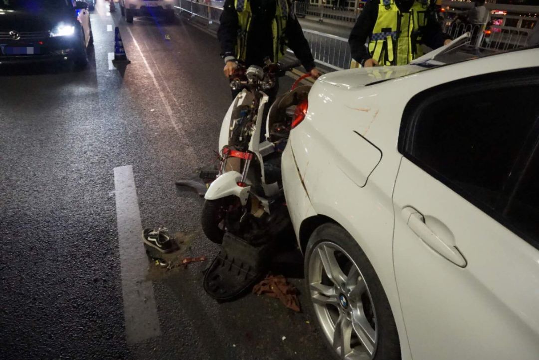 南宁街头一电动车追尾宝马!电动车接近粉碎,骑手.【930新闻眼】