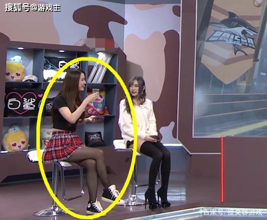 解说腐团儿亮相cf直播间但观众却被同台另一女主播深深吸引