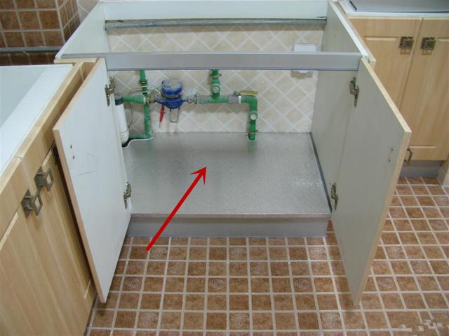 定制橱柜水槽下为啥有冷凝水?请师傅回家一看,少做了一步吃大亏