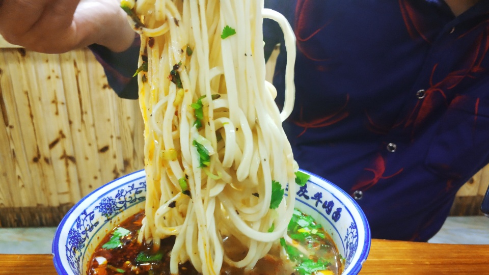 为啥青海化隆兰州拉面吊打兰州牛肉面就凭政府扶持5万兰州拍马难及