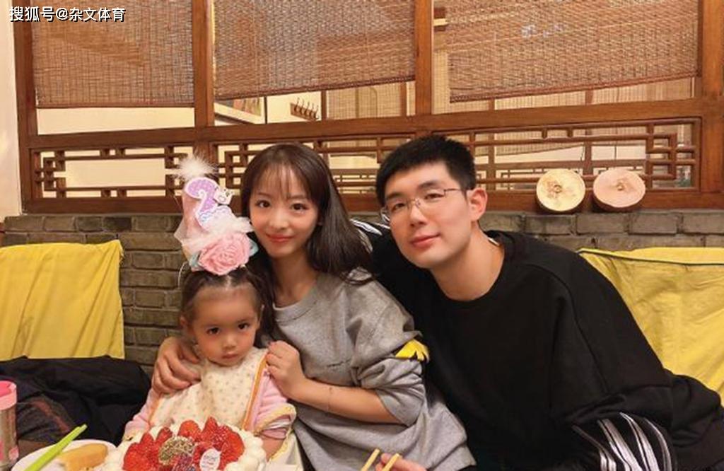 原创伤病让他错过cba全明星赛!饭店为孙桐林庆生,女友并非模特