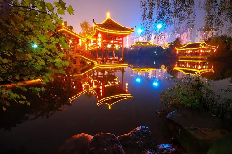 巴国城的夜景不似白日的静谧,灯火阑珊,流光溢彩.