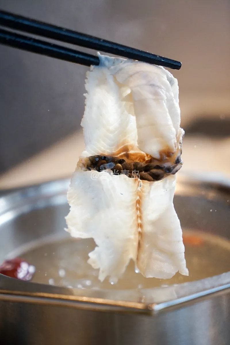 烫好的鱼片会微微打卷 原本看起来很薄的鱼片 涮过后肉质变得