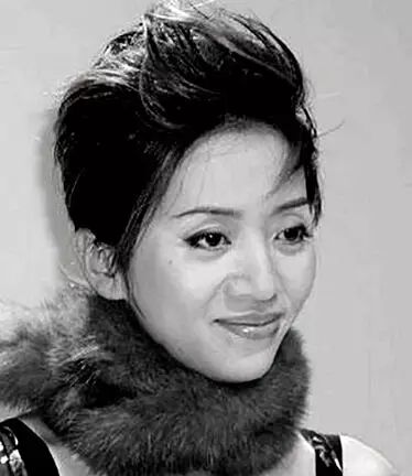 梅艳芳,香港著名女歌手,被称为乐坛大姐大,因患宫颈癌于2003年12月30