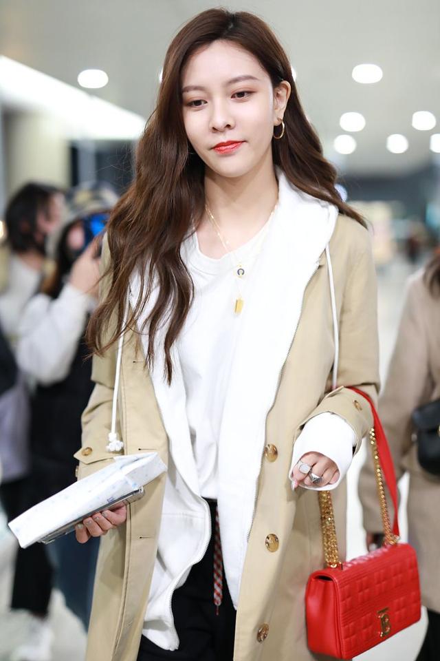 原创宋妍霏太会穿,落肩款也能穿出各种风格,1万包配1万风衣赚足眼球