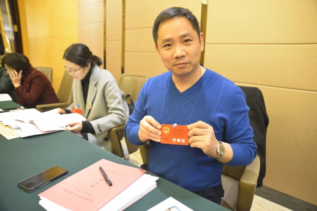 下午14点,出席区九届人大四次会议的区人大代表们步入代表团驻地,在