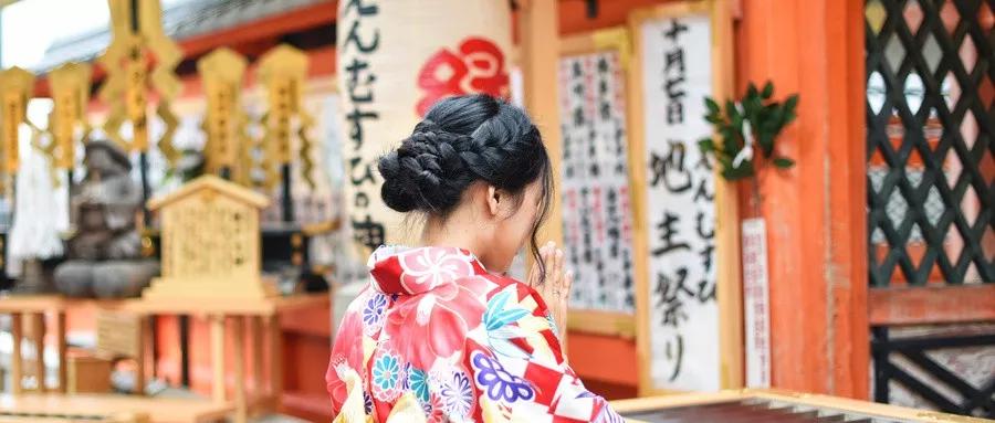 ことよろ"作为祝福语写年贺状写年贺状也是日本过年的保留节目,年贺状