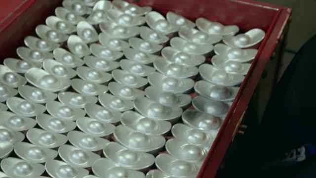 图片:县令带的一箱银子剧照听到县长的话后,杨震更加生气了,他义正