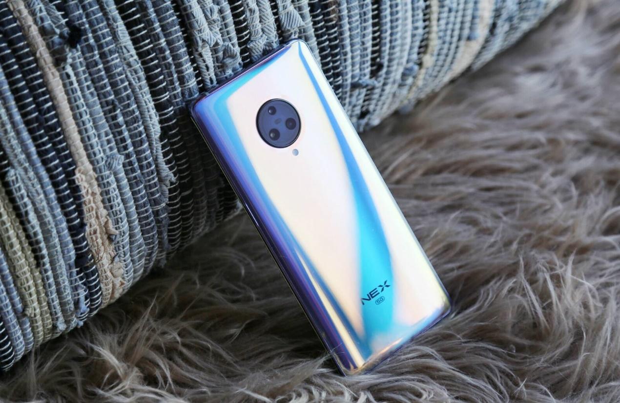 目前在一些二手平台如找靓机a-p-p上,95新的vivo nex 3 5g只要3899元