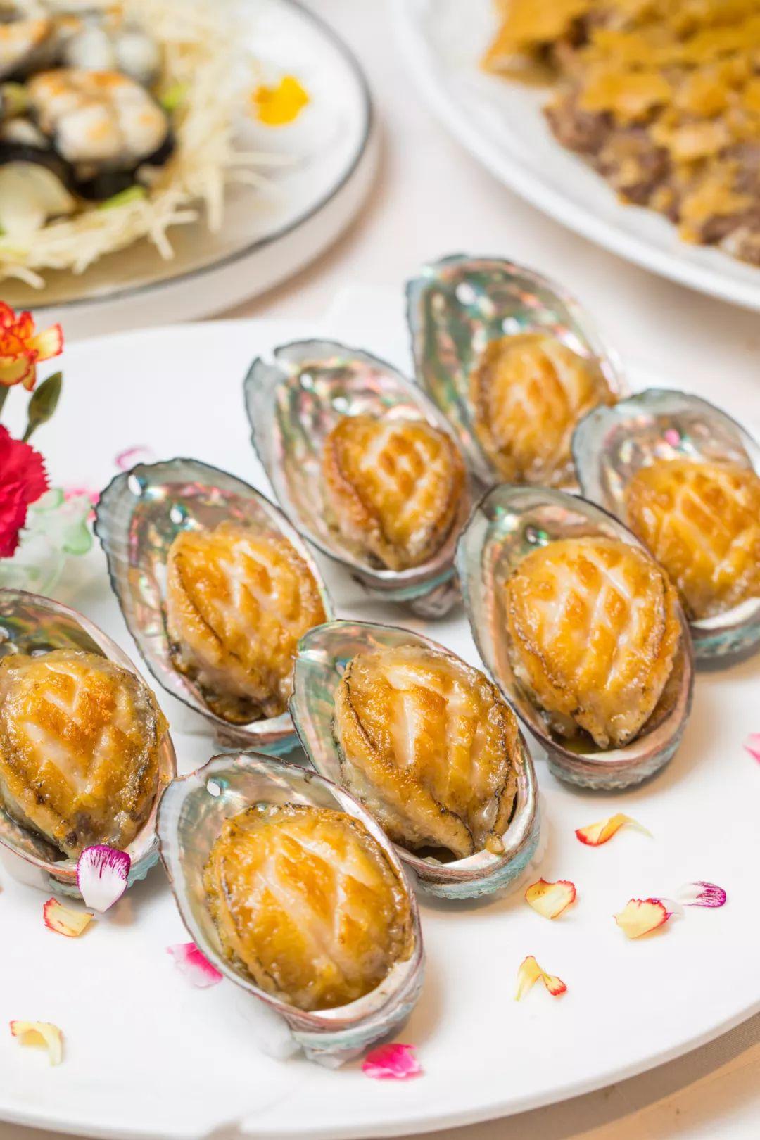 牛油芝士焗大连鲜鲍龙虾金黄喷香,肉质爽脆鲜甜,咬一口虾肉还会抖三抖