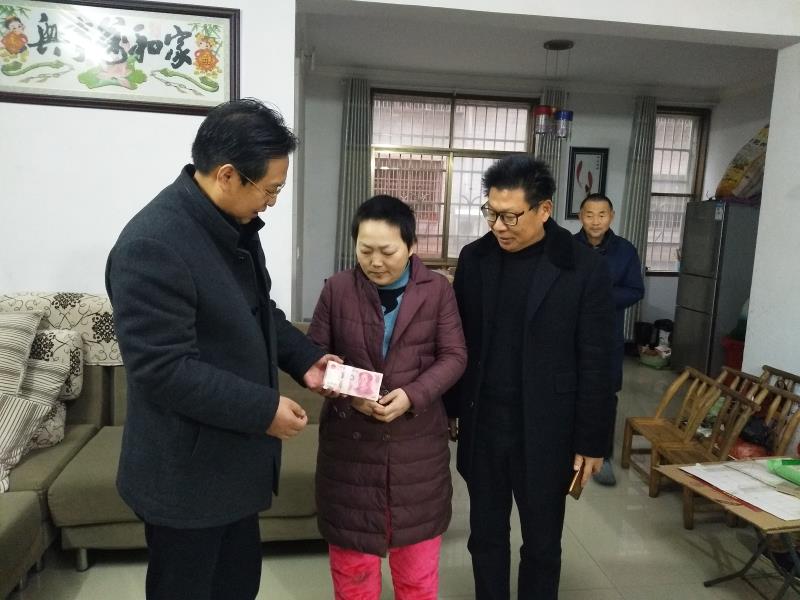 临湘市教育体育局:春节前走访慰问27名困难教师