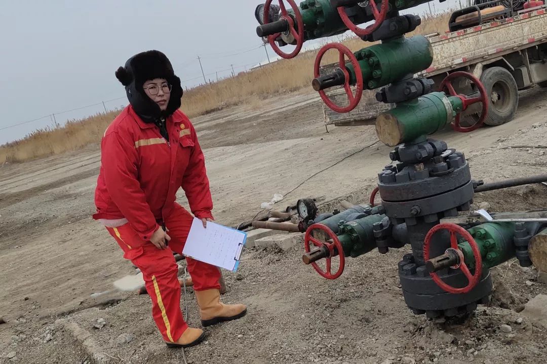 郑芳媛是陆上采油三区高17采油队资料员,性格开朗,高高的身材,黑黑的