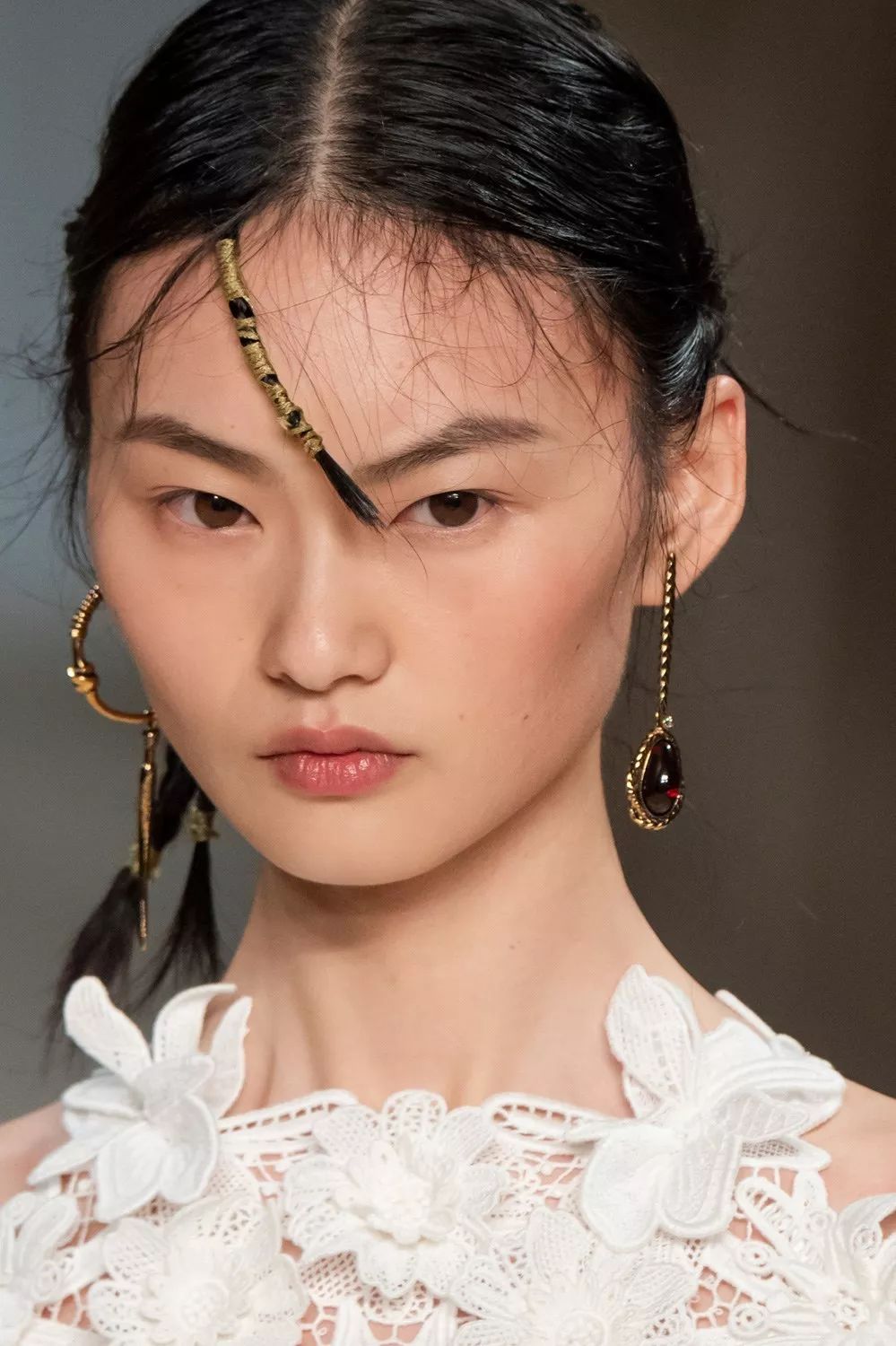 贺聪的长相极具辨识度,圆脸,丹凤眼,樱桃小嘴,接近古代画像中的仕女